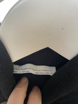 Jersey negro cuello alto ajustado