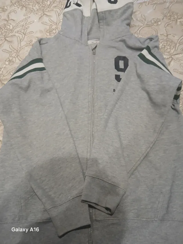 Sudadera con capucha gris y verde