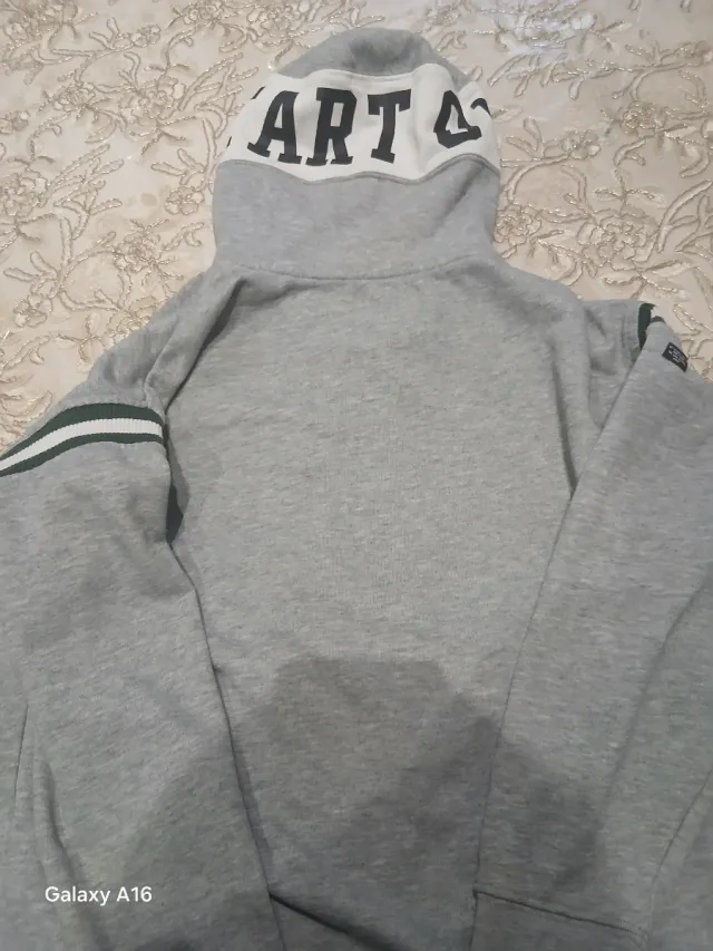 Sudadera con capucha gris y verde
