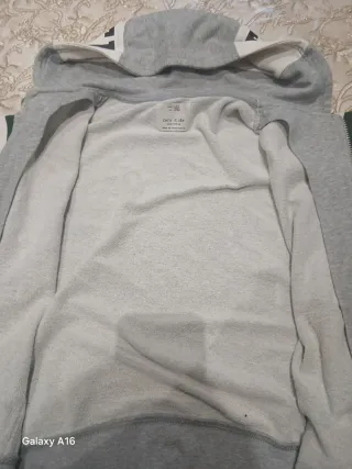 Sudadera con capucha gris y verde
