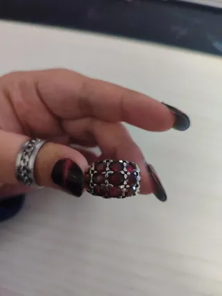 Anillo plata con piedras rojas.