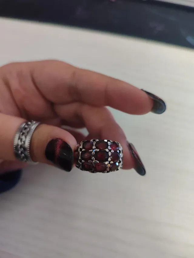Anillo plata con piedras rojas.