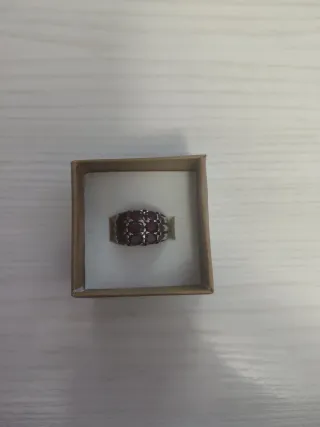Anillo plata con piedras rojas.