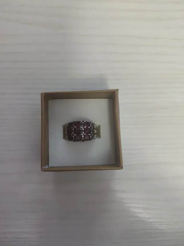Anillo plata con piedras rojas.