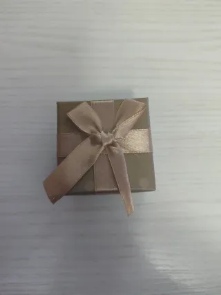 Anillo plata con piedras rojas.