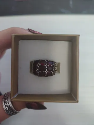 Anillo plata con piedras rojas.