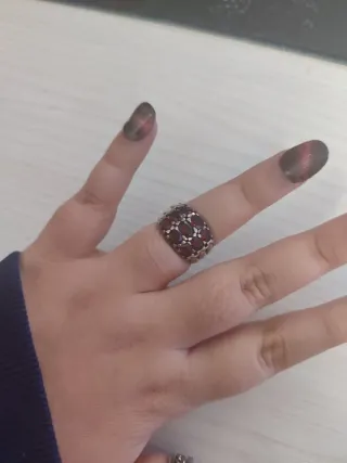 Anillo plata con piedras rojas.