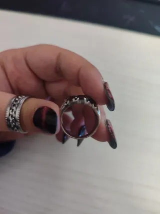 Anillo plata con piedras rojas.