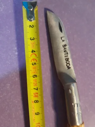 Herramienta Taramundi con mango de madera