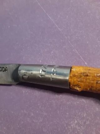 Herramienta Taramundi con mango de madera