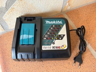 Cargador compatible con baterias Makita.