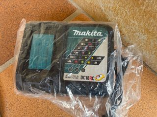 Cargador compatible con baterias Makita.