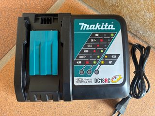 Cargador compatible con baterias Makita.