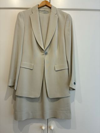 Traje Zara americana y vestido gris