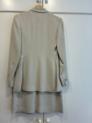 Traje Zara americana y vestido gris