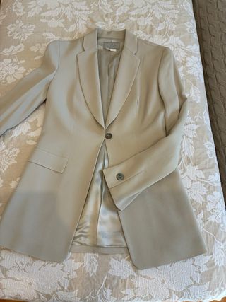 Traje Zara americana y vestido gris