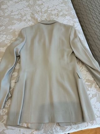 Traje Zara americana y vestido gris