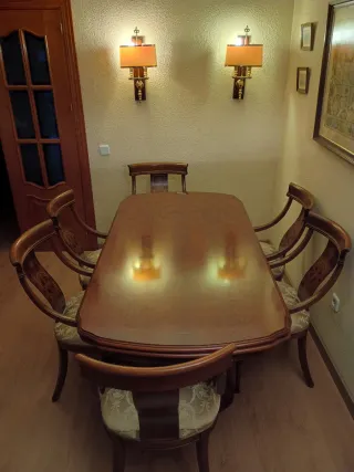 Mesa extensible madera y 6 sillas tapizadas