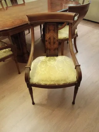 Mesa extensible madera y 6 sillas tapizadas