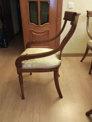 Mesa extensible madera y 6 sillas tapizadas