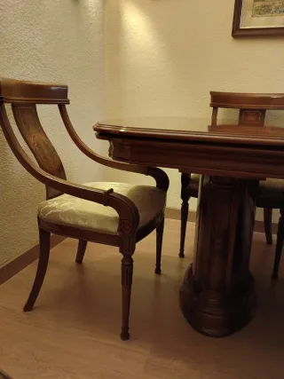 Mesa extensible madera y 6 sillas tapizadas