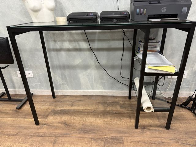 Mesa de cristal y metal negra