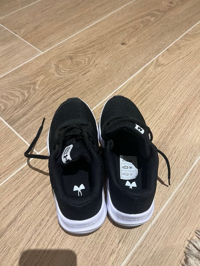 Zapatillas Under Armour NUEVA  35.5