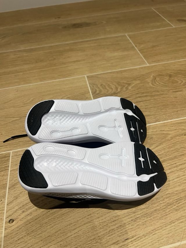 Zapatillas Under Armour NUEVA  35.5