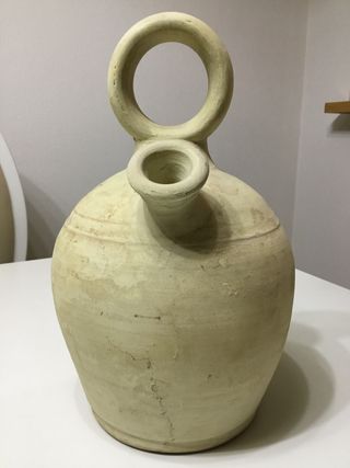 Botijo de barro antiguo