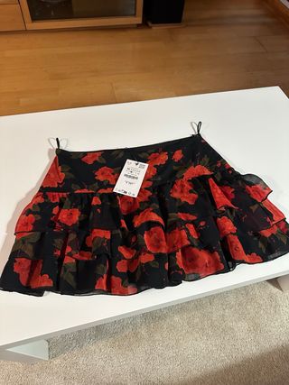 Falda Zara floral volantes negra y roja T.M