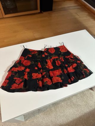 Falda Zara floral volantes negra y roja T.M