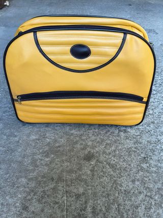 Maleta amarilla con detalles negros