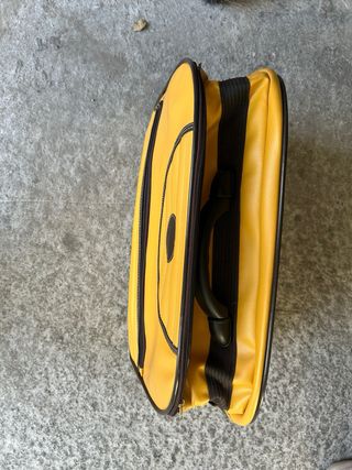 Maleta amarilla con detalles negros