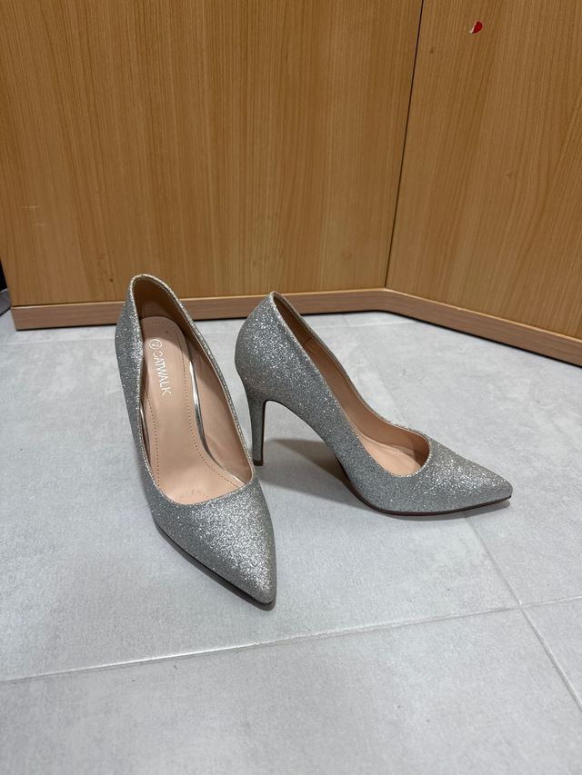 Tacones plateados brillantes