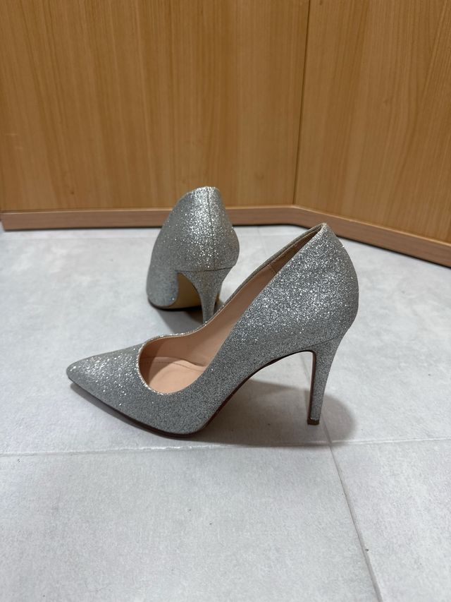 Tacones plateados brillantes