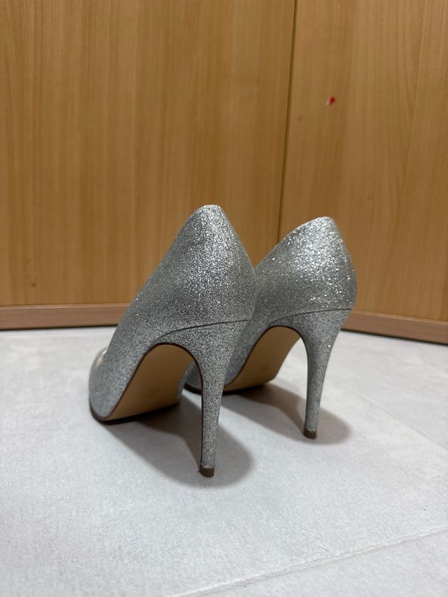 Tacones plateados brillantes