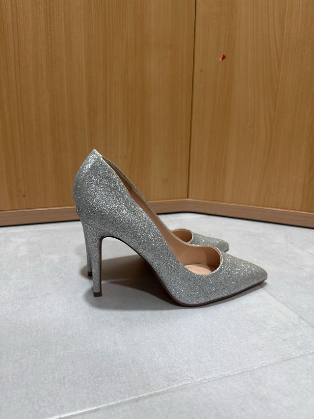 Tacones plateados brillantes
