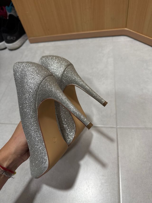Tacones plateados brillantes