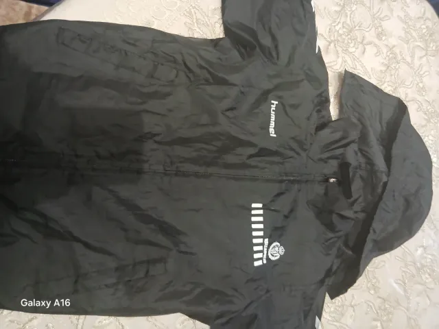 Chaqueta Hummel Negra