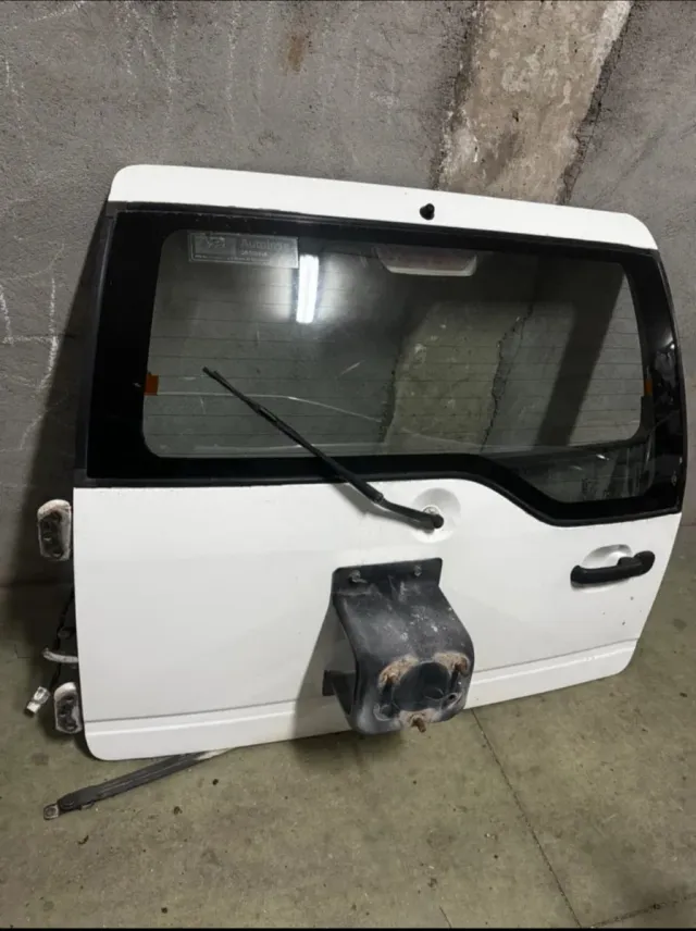 Portón Trasero Nissan Terrano 2