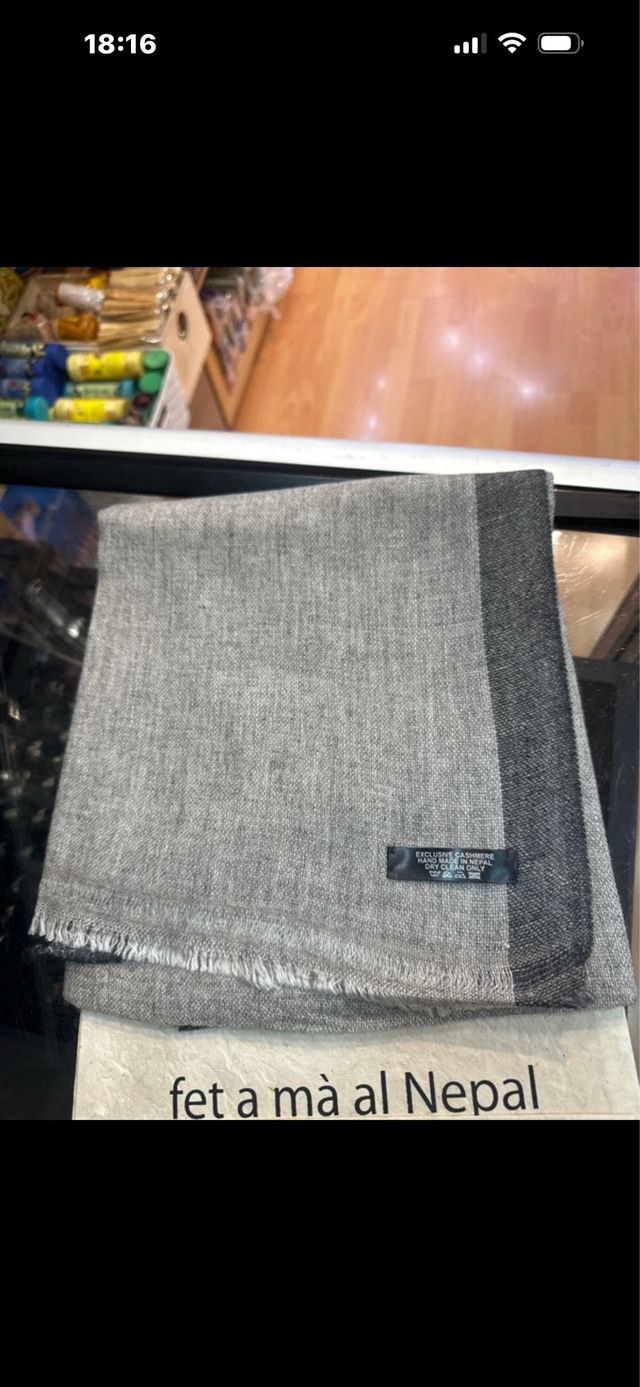 Bufanda Pashmina Gris y Negra Hecha a Mano Nepal