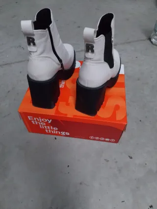 Botas blancas y negras con cremallera