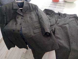 Traje de caballero gris oscuro