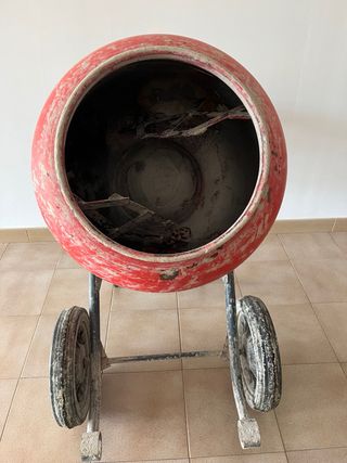 Hormigonera roja con ruedas