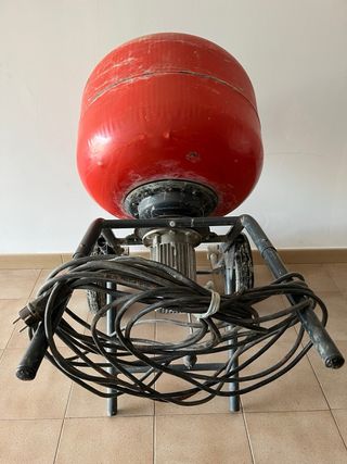 Hormigonera roja con ruedas