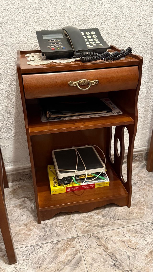 Mesa auxiliar madera y teléfono