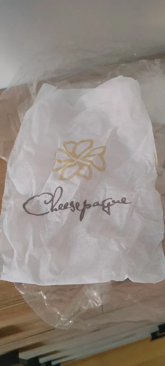 Sandalias planas negras hebilla redonda dorada