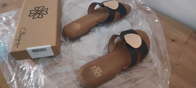 Sandalias planas negras hebilla redonda dorada