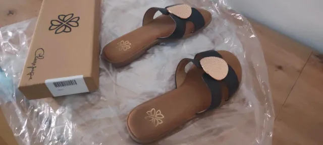 Sandalias planas negras hebilla redonda dorada