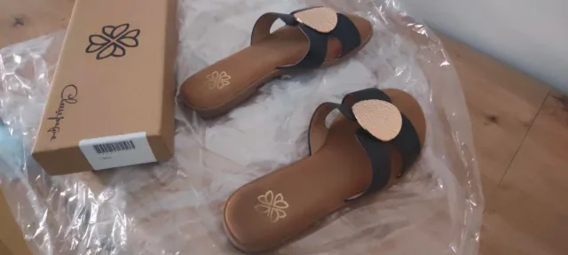 Sandalias planas negras hebilla redonda dorada